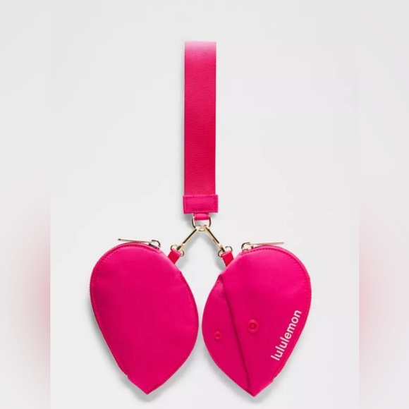 LULU LEMON DUAL POUCH WRISTLET HEART ๐ฉท - Picture 3 of 6